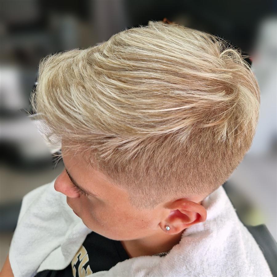 Pelo rubio platino peinado hacia atrás con degradado