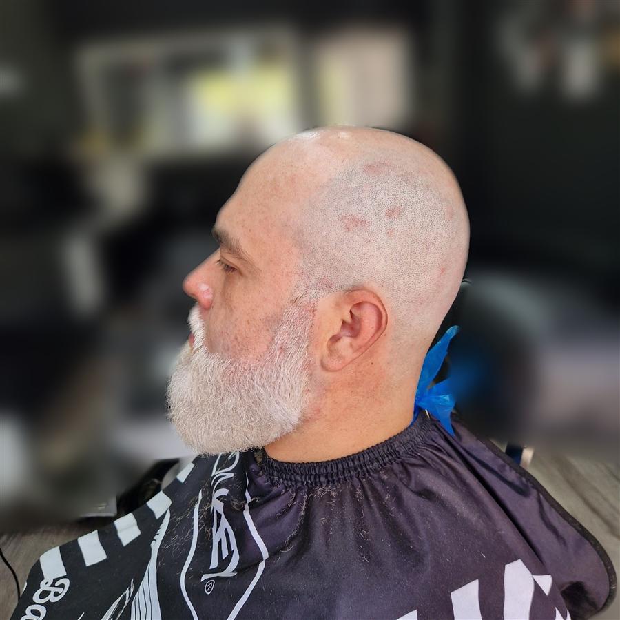 Barba teñida de blanco y cabeza rapada